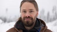Biologi Jaakko Junikka katsoo kohti.