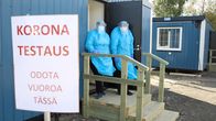 Tornion koronatestauspisteen portailla vasemmalla osastonhoitaja Marianne Junes-Leinonen ja oikealla terveydenhoitaja Maritta Pelttari.