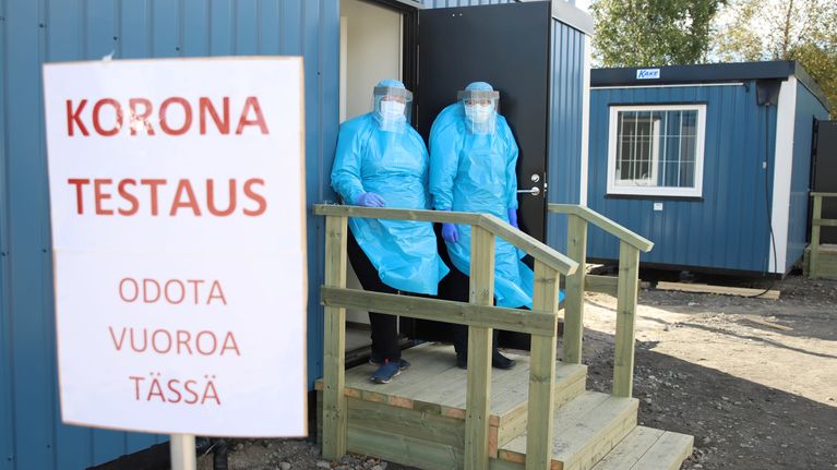 Tornion koronatestauspisteen portailla vasemmalla osastonhoitaja Marianne Junes-Leinonen ja oikealla terveydenhoitaja Maritta Pelttari.