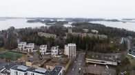 Etualalla ilmakuvassa Lehtisaaren vanha ostoskeskus. Lisäksi näkyy useita taloyhtiöitä ja meri.