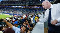 Gianni Infantino poseeraa yhteiskuvassa katsojan kanssa.