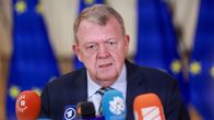 Tanskan ulkoministeri Lars Lokke Rasmussen mikrofonien takana puhumassa medialle.