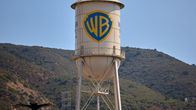 Warner Bros vattentorn med logon i Hollywood.
