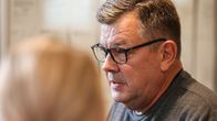 Jens Kukka median edessä Turun oikeustalolla.