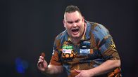 Hollantilainen dartspelaaja Wesley Plaisier tuuletti yllätysvoittoa.