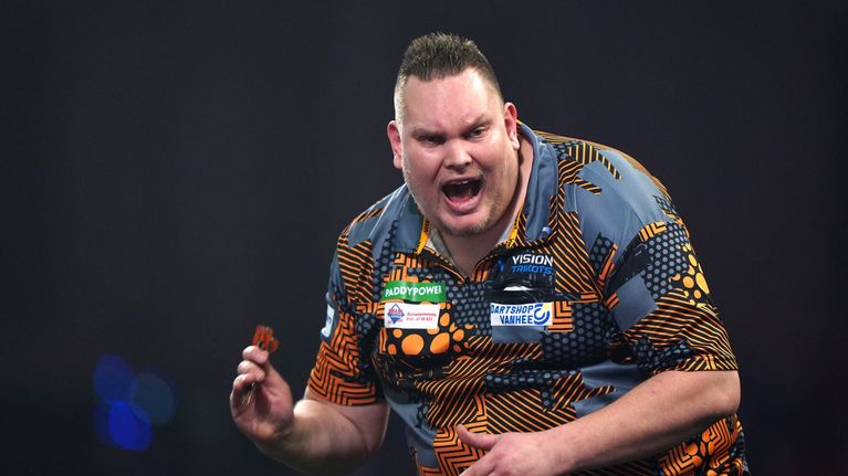 Hollantilainen dartspelaaja Wesley Plaisier tuuletti yllätysvoittoa.
