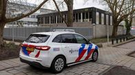 Poliisiauto seisoo rakennuksen edessä. 