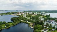 Ilmakuva Kemijärven kaupungista, jossa taka-alalla näkyy keskusta.