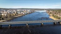 Ilmakuva Ounaskosken sillasta, tulvaavasta Kemijoesta ja Jätkänkynttilän sillasta.