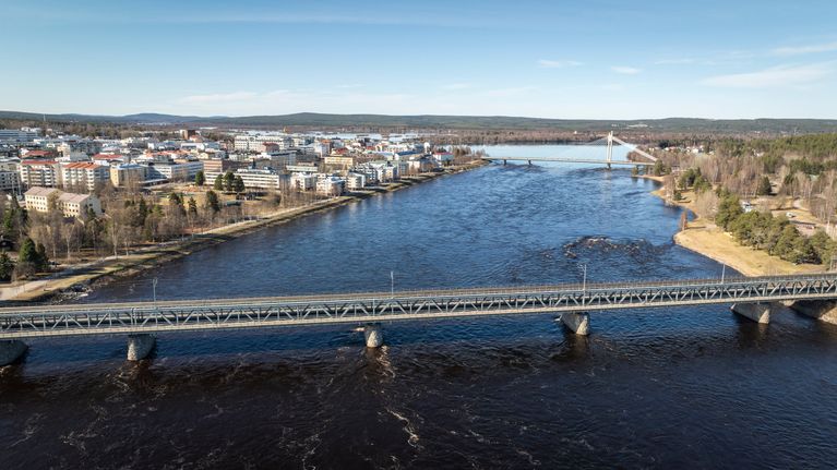 Ilmakuva Ounaskosken sillasta, tulvaavasta Kemijoesta ja Jätkänkynttilän sillasta.