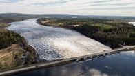 Ilmakuva Petäjäskosken voimalan patoluukuista ja sen alapuolella kuohuavasta koskesta.