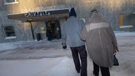 Pariskunta kävelemässä päivystykseen.