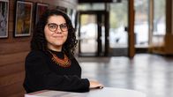 Bianca Benini-Morottaja katsoo kameraan ja hymyilee Saamelaiskulttuurikeskus Sajoksessa. 
