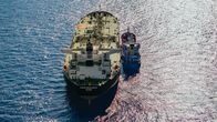 Marshallinsaarten lipun alla kulkeva tankkeri Prometheus Energy ankkuroinuneena Välimerellä Hurds Bankin aluella.