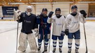 Kerttu Kuja-Halkola, Oona Hämäläinen, Kerttu Lehmus ja Sofia Kari seisovät jäällä jääkiekkovarusteet päällä ja katsovat kameraan.
