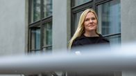 Elina Pekkarinen mustassa takissa.