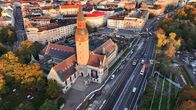 Kansallismuseo ilmakuvassa kuulaassa syysvalossa.