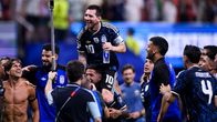 En grupp argentinska fotbollsspelare firar på planen, en spelare bär nummer 10 och sitter på en lagkamrats axlar.