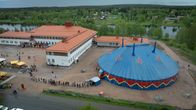 Ilmakuva, jossa ihmisjono jonottaa suureen telttaan.