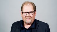 Ville Vilén kuvattuna studiossa.