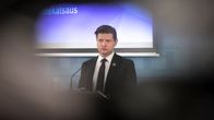 Päämisisteri Marinin valtiosihteeri Mikko Koskinen Valtioneuvoston tiedotustilaisuudessa 1.4.2020.