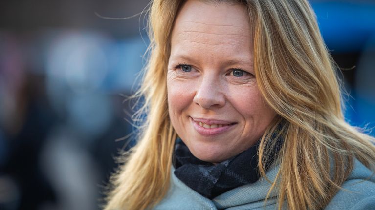Sakset seis - Suuri kulttuuriadressi, näyttelijät keräävät suomalaisten nimikirjoituksia kulttuurin leikkauksia vastaan.