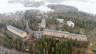 Ilmakuvassa näkyy useita taloyhtiöitä merelle päin kuvattuna.