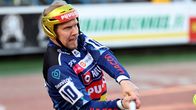 Henri Puputti lyömässä.