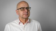 Julkisen sanan neuvoston puheenjohtaja Eero Hyvönen lähikuvassa.