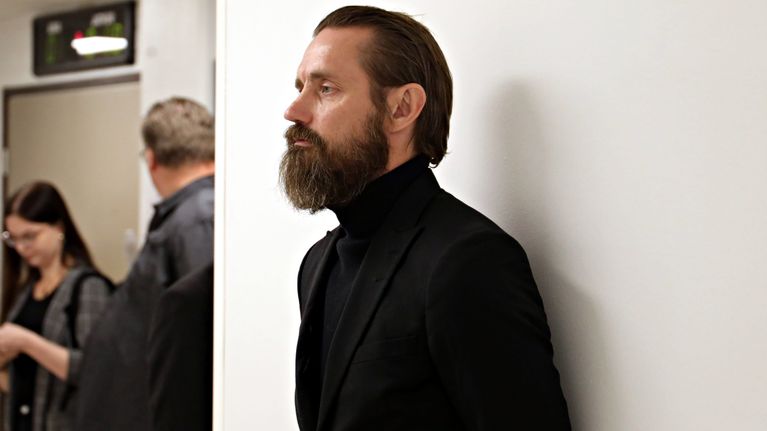 Muusikko Jarkko Suo (Lauri Tähkä) Kanta-Hämeen käräjäoikeudessa Hämeenlinnassa 19. syyskuuta 2023. 