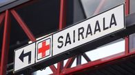 Kyltissä nuoli vasemmalle ja teksti sairaala. 
