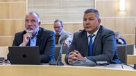 Juha Mäenpää istuu oikeudessa. Hänellä on kädet ristissä pöydällä.