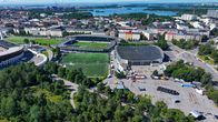 Ilmakuva Helsingin jäähallista ja sen ympäristöstä, taustalla Töölönlahti ja kaupungin rakennuksia.