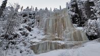 Talvisilla kalliolla oleva korkea ja iso jääseinämä.