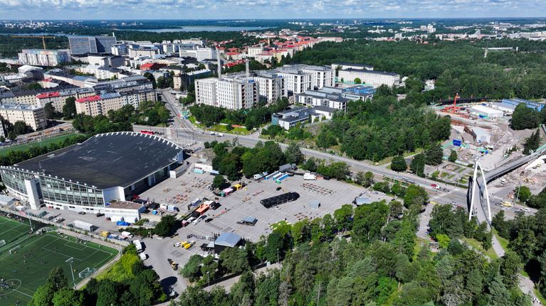 Ilmakuva Helsingin jäähallista ja sen ympäristöstä, taustalla Töölönlahti ja kaupungin rakennuksia.