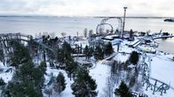 Tampereen Särkänniemen vanhan delfinaarion rakennuksen julkisivu ilmasta.