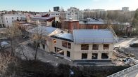 Oulun Ainolanpuiston Sahasaareen valmistuu vapuksi 2025 hirsitalo, johon tulee toimisto, kahvila, asunto ja juhlatila.Kuva otettu 1.11.2024.