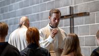 Seurakuntapastori Pyry Paananen jakaa ehtoollista Tapiolan kirkossa.