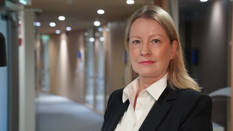 Jaana Rissanen, johtaja, sosiaali-ja terveysministeriö seisoo STM-käytävällä kameraan katsoen.