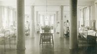 Läkaren Ismael går rond på Maria sjukhus cirka 1912.  