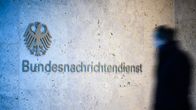 Saksan tiedustelupalvelun Bundesnachrichtendienst, BND:n logo seinässä.