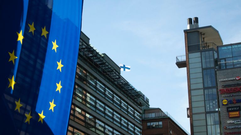 EU-lippu Kampin ostoskeskuksen vieressä. Ylhäällä näkyy pieni Suomen lippu.