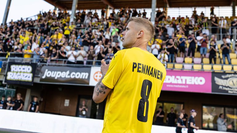 KuPS-kapteeni Petteri Pennanen kiittää kotiyleisöä Vardar-ottelun jälkeen.