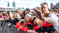 Ihmisiä eturivissä kuuntelemassa Sexmania.