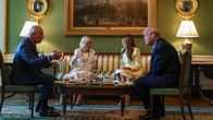 Kuningas Charles III, kuningatar Camilla, Melania Trump ja presidentti Donald Trump keskustelevat teepöydän ääressä.