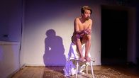 Tommi Erosen monologi Ihminen Teatteri Jurkassa.