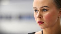Konståkaren Janna Jyrkinen i närbild tittar åt vänster.