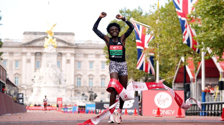 Joyciline Jepkosgei tuulettaa Lontoon maratonin voittoa.