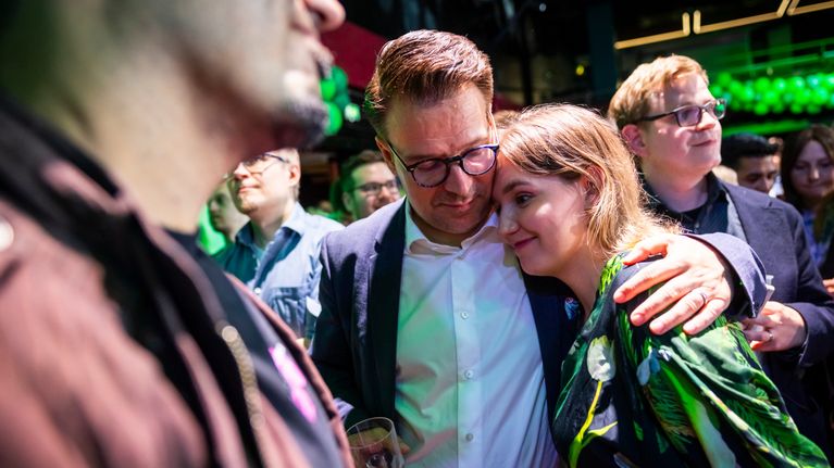 Ville Niinistö halasi Julia Sangervoa, joka sanoi olevansa vähän pettynyt.