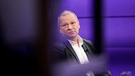 Hannu Juusola Yle uutisstudiossa.